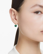 Pendientes Briony para mujer – Pendientes colgantes con cristales verdes chapados en oro motivo V elegante