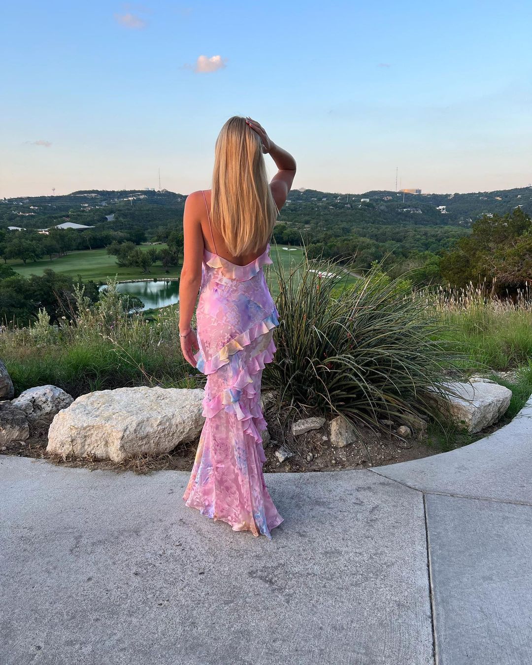 Brielle Robe Longue Femme – Robe Élégante à Volants avec Dos Nu & Silhouette Fluide
