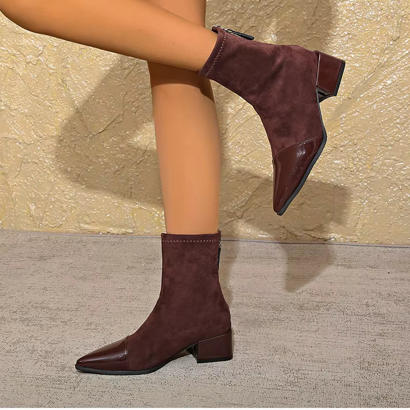 Vanessa Bottines Femme en Daim – Bottines Élégantes avec Détails Vernis et Talon Bloc Confortable